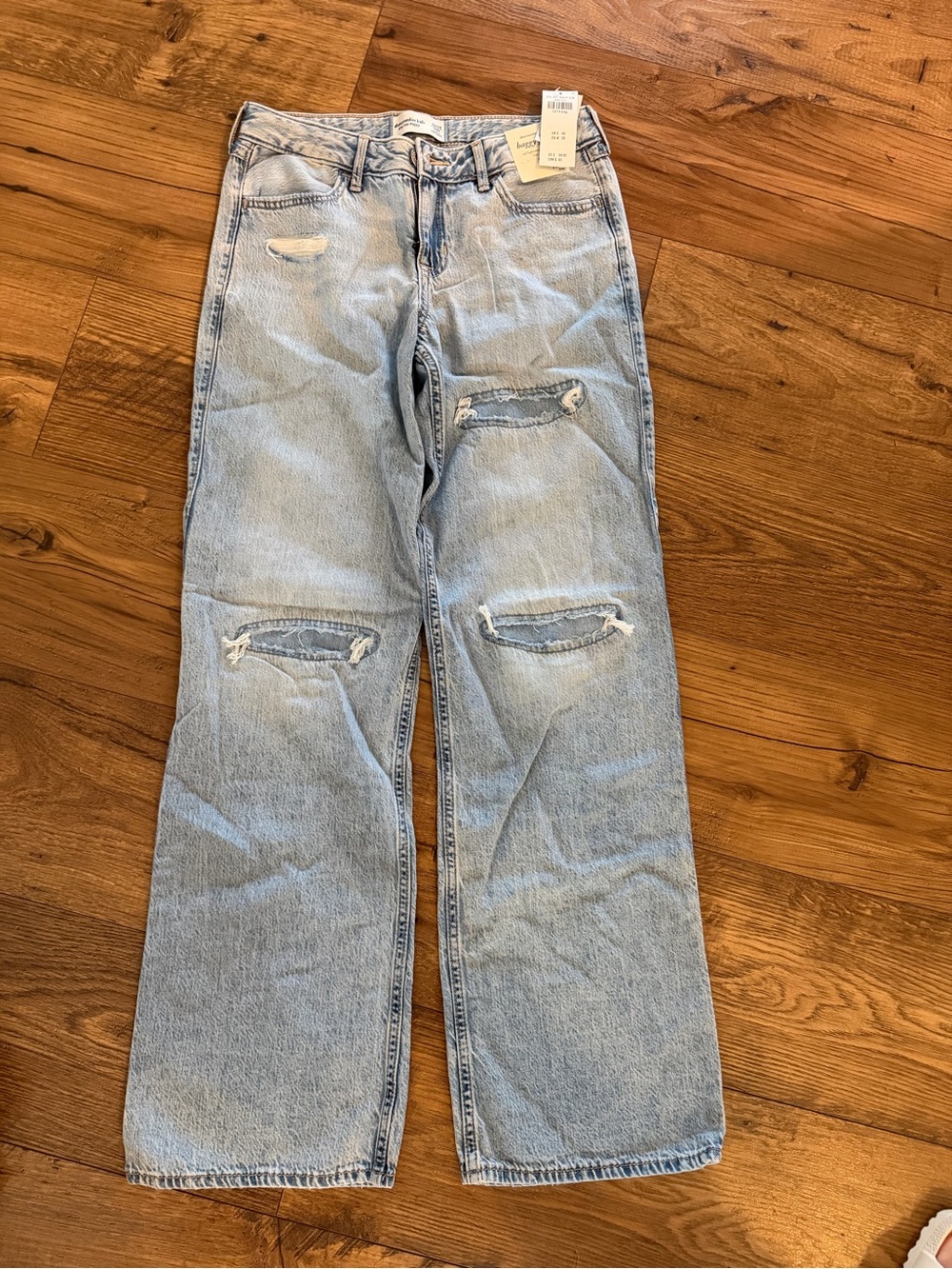 Abercrombie kids Jeans Wide Leg Jeans in light blue wash. Waist 13/14 long. NWT
